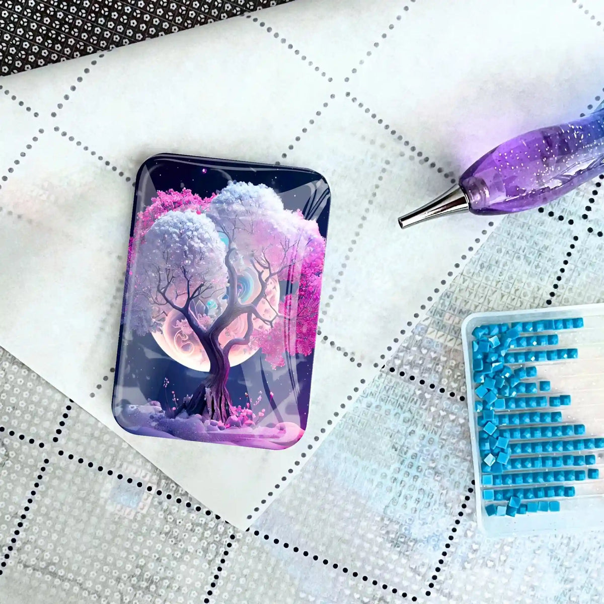 Glas Cover Minder mit Pink Tree Motiv auf einer Diamond Painting Leinwand mit Stift und Steinchen-Ablage