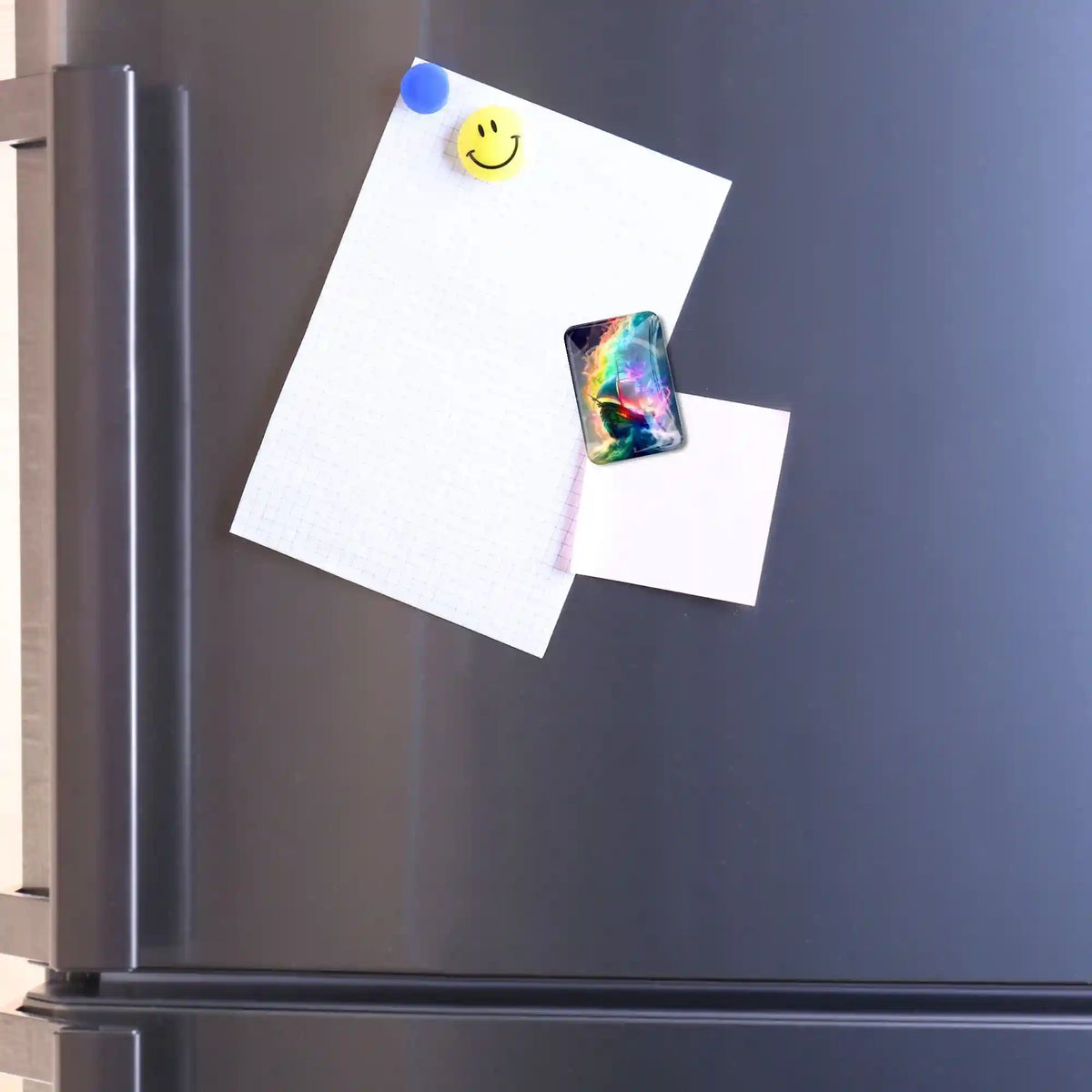 Bunter Cover Minder mit Schiff-Motiv an einem Kühlschrank, praktisches Zubehör für dein Diamond Painting Projekt.