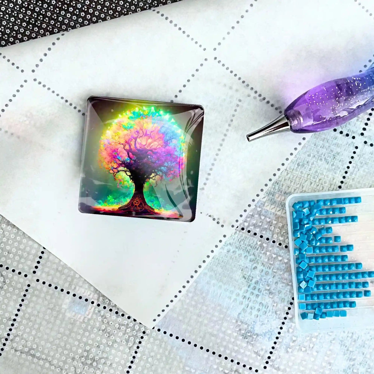 Quadratischer Colorful Lightning Tree Cover Minder für Diamond Painting auf einer Leinwand mit Stift und Glitzersteinen