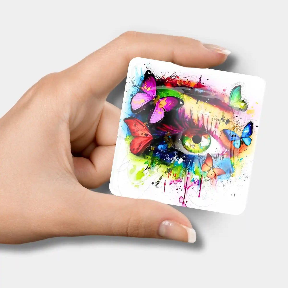 Glas Cover Minder mit Eye of Butterflies Motiv für Diamond Painting und Bastelsets in einer Hand gehalten