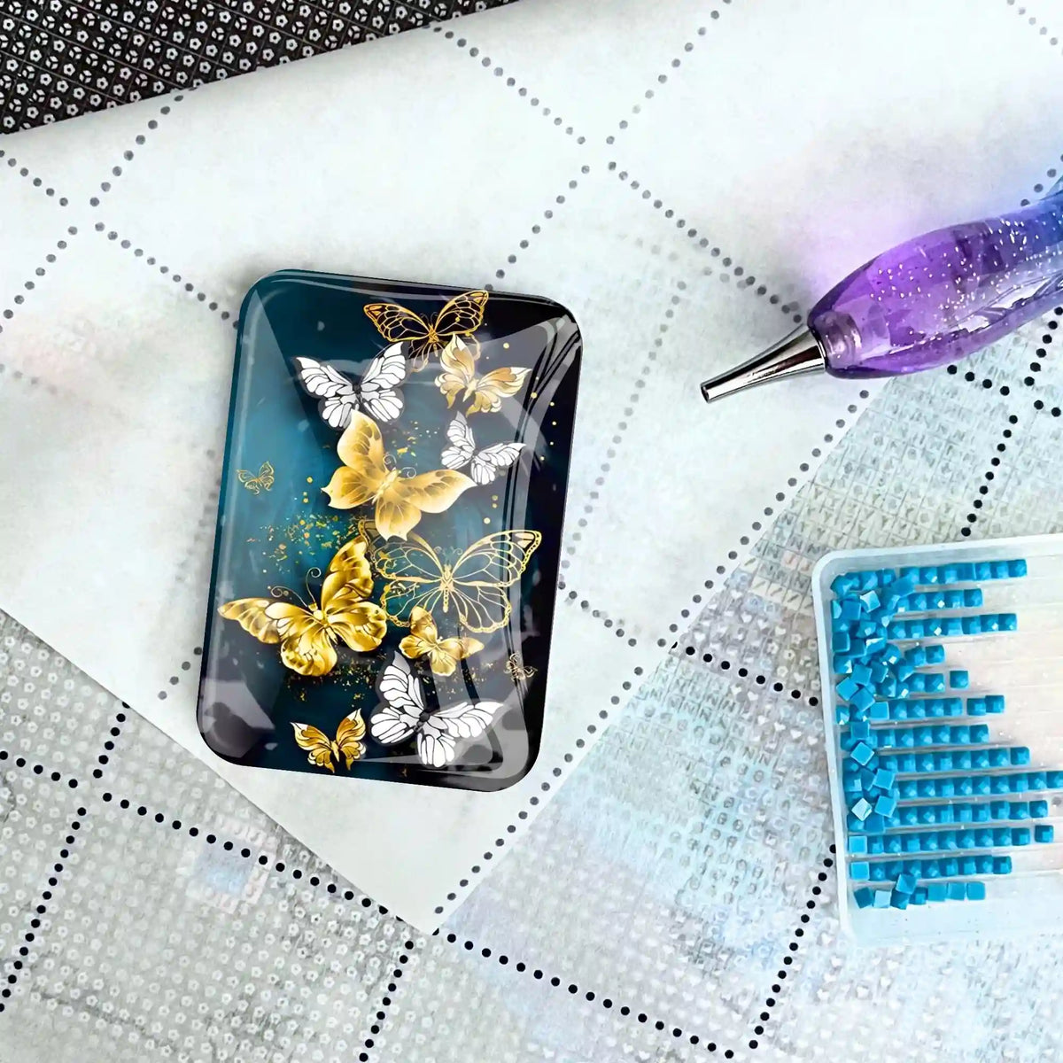 Glas Cover Minder mit goldenen Schmetterlingen als Zubehör für ein Diamond Painting Set mit Stift und Glitzersteinen