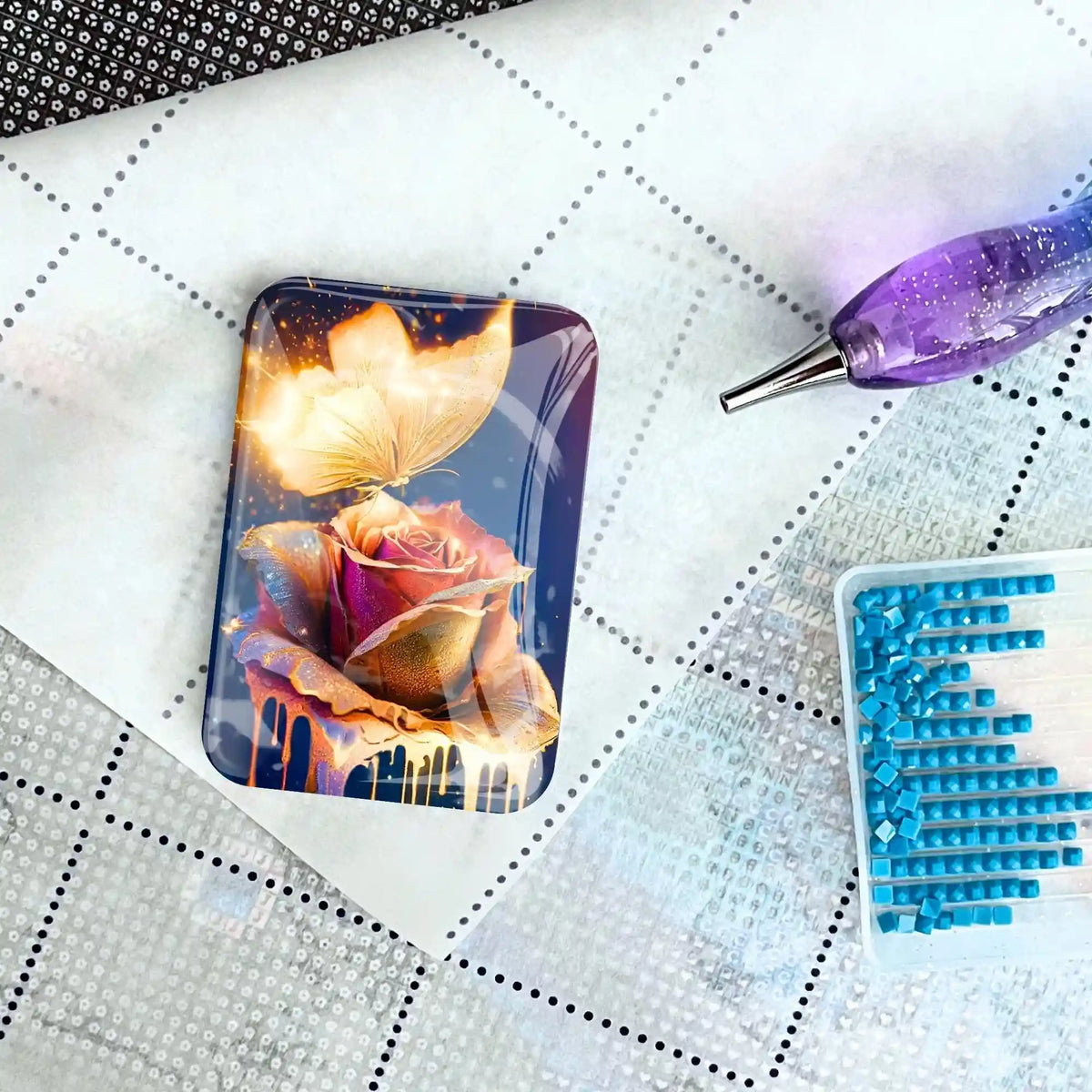 Goldene Rose Diamond Painting Cover Minder als Magnet auf einer Leinwand mit Picking-Stift und Glitzersteinen