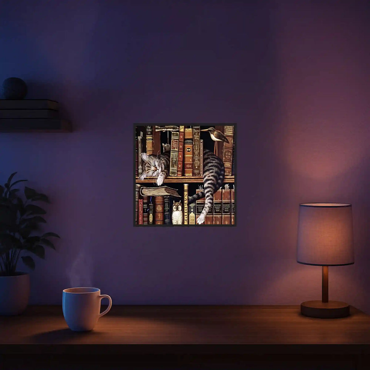Diamond Painting Katze auf Bücherregal in wohnlicher Atmosphäre als entspannendes 5D Diamanten Painting Set für Erwachsene