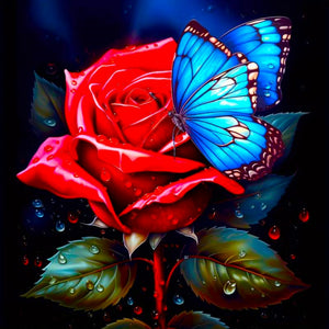 Diamond Painting Set mit roter Rose und blauem Schmetterling, verziert mit glitzernden Strasssteinen auf schwarzem Grund.