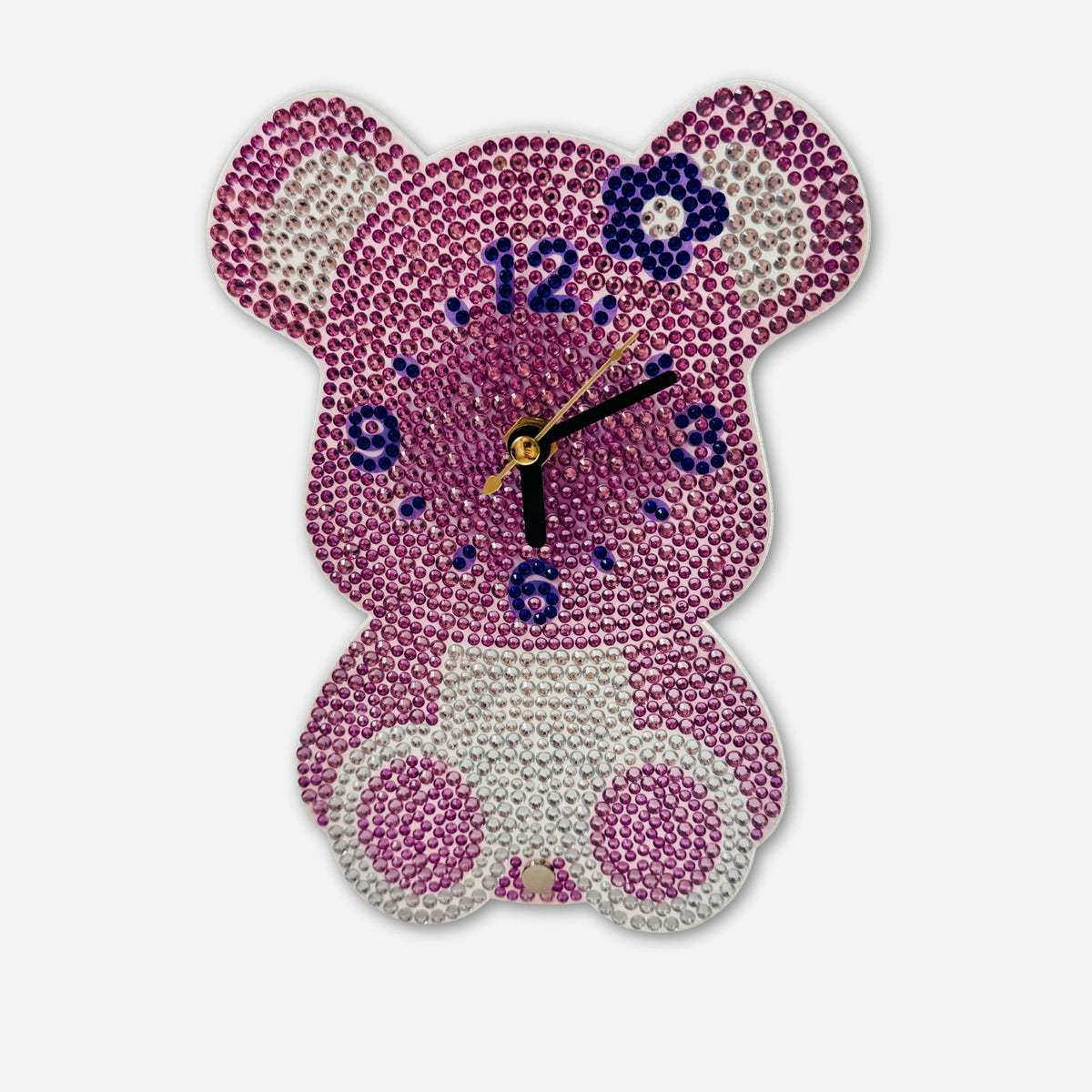 Mit glitzernden Steinchen besetzte Diamond Painting Standuhr in niedlicher rosa Bärenform mit einer Blumenapplikation