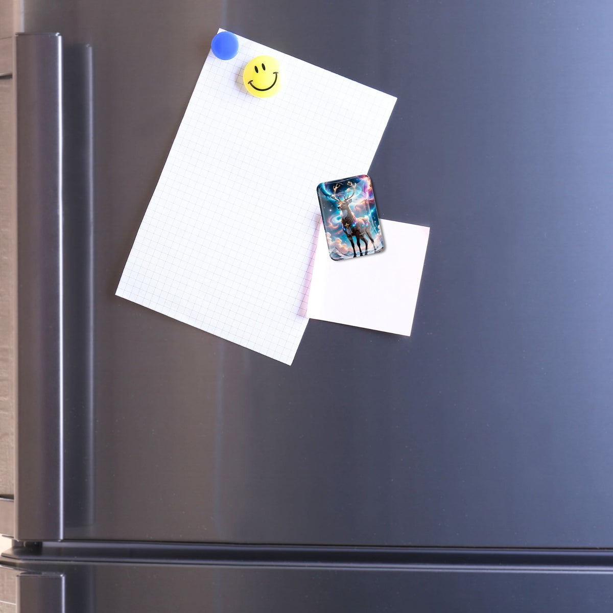 Diamond Painting Cover Minder Rentier im Abendzauber als magnetische Halterung auf einem Kühlschrank