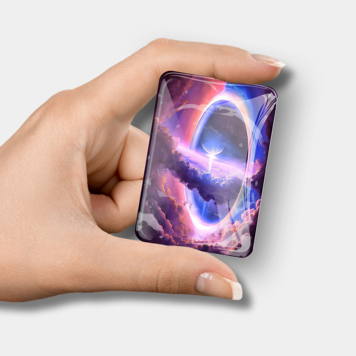 Glas Cover Minder für Diamond Painting mit magischem Tor Motiv in der Hand eines Nutzers, starker Magnet-Halter