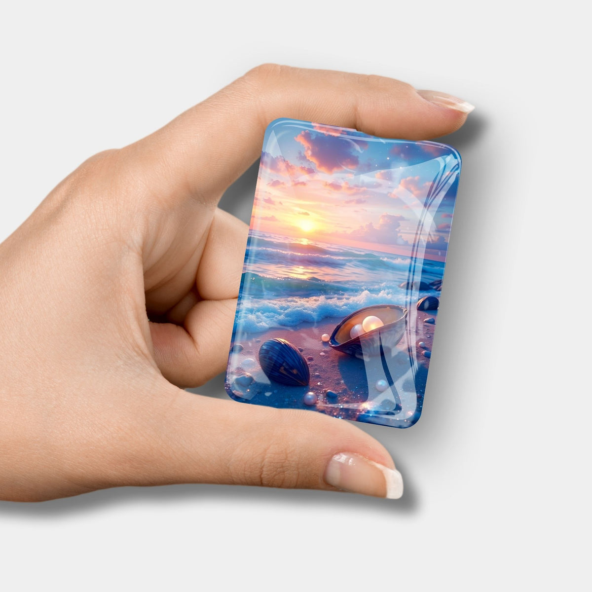 Glas Cover Minder mit Strandmotiv für Diamond Painting Zubehör, gehalten in der Hand zur Fixierung der Leinwand.