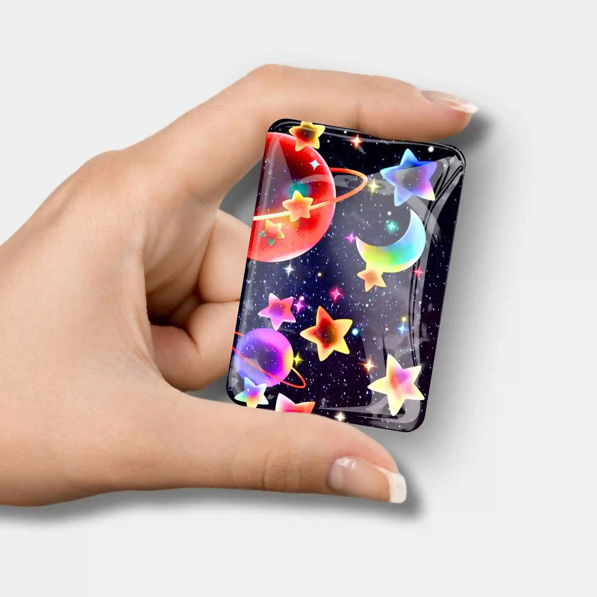 Bunter Cover Minder mit Universum Motiv für Diamond Painting in der Hand gehalten