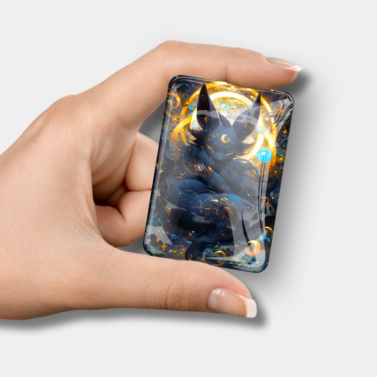 Magnetischer Diamond Painting Cover Minder mit mystischem Nachtwesen-Motiv in einer Hand gehalten