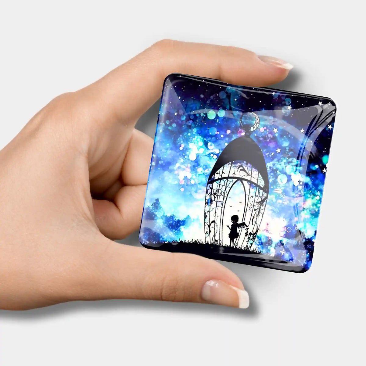 Diamond Painting Cover Minder 'Engel der vielen Lichter' mit gläsernem Motiv in Hand gehalten als praktisches Zubehör.