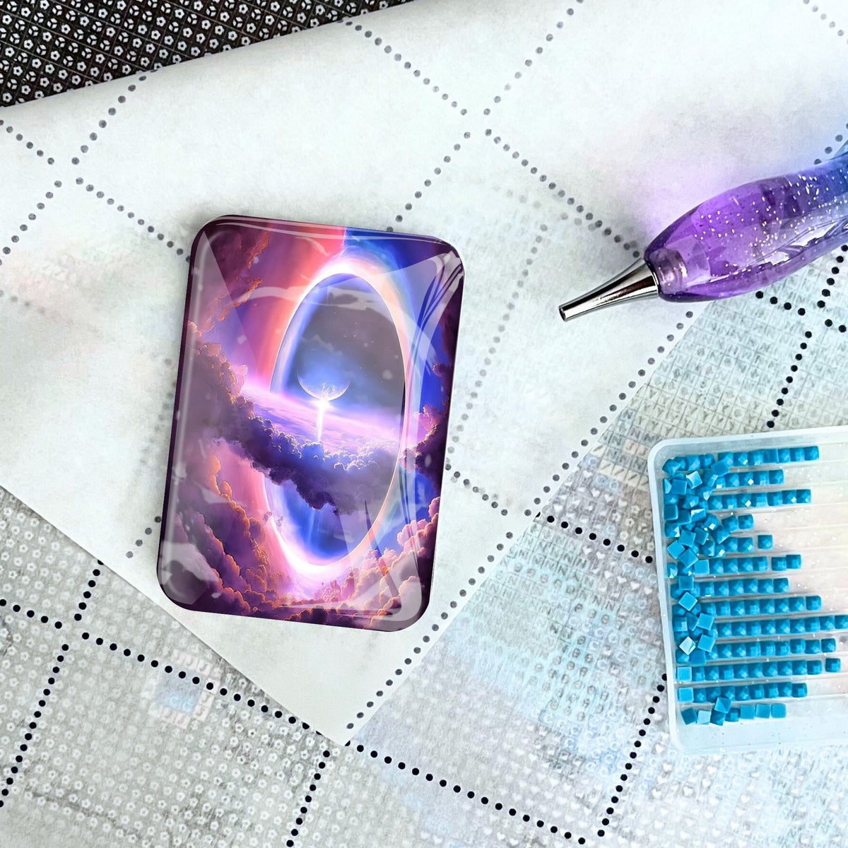 Magischer Glas-Cover-Minder mit Weltraum-Motiv als praktisches Zubehör für dein Diamond Painting Projekt.
