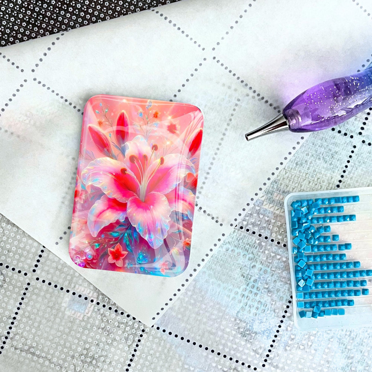 Rosa Lilien Cover Minder als Halterung für Diamond Painting Leinwand mit Glitzersteinen und Stift