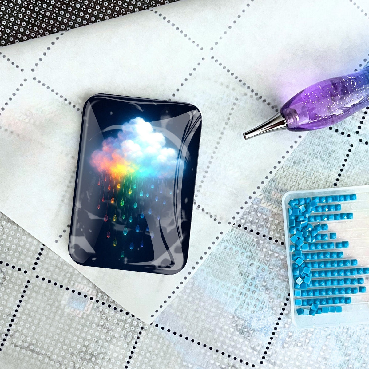 Magischer Regenbogenwolken Coverminder aus Glas für Diamond Painting auf einer Leinwand mit glitzerndem Stift