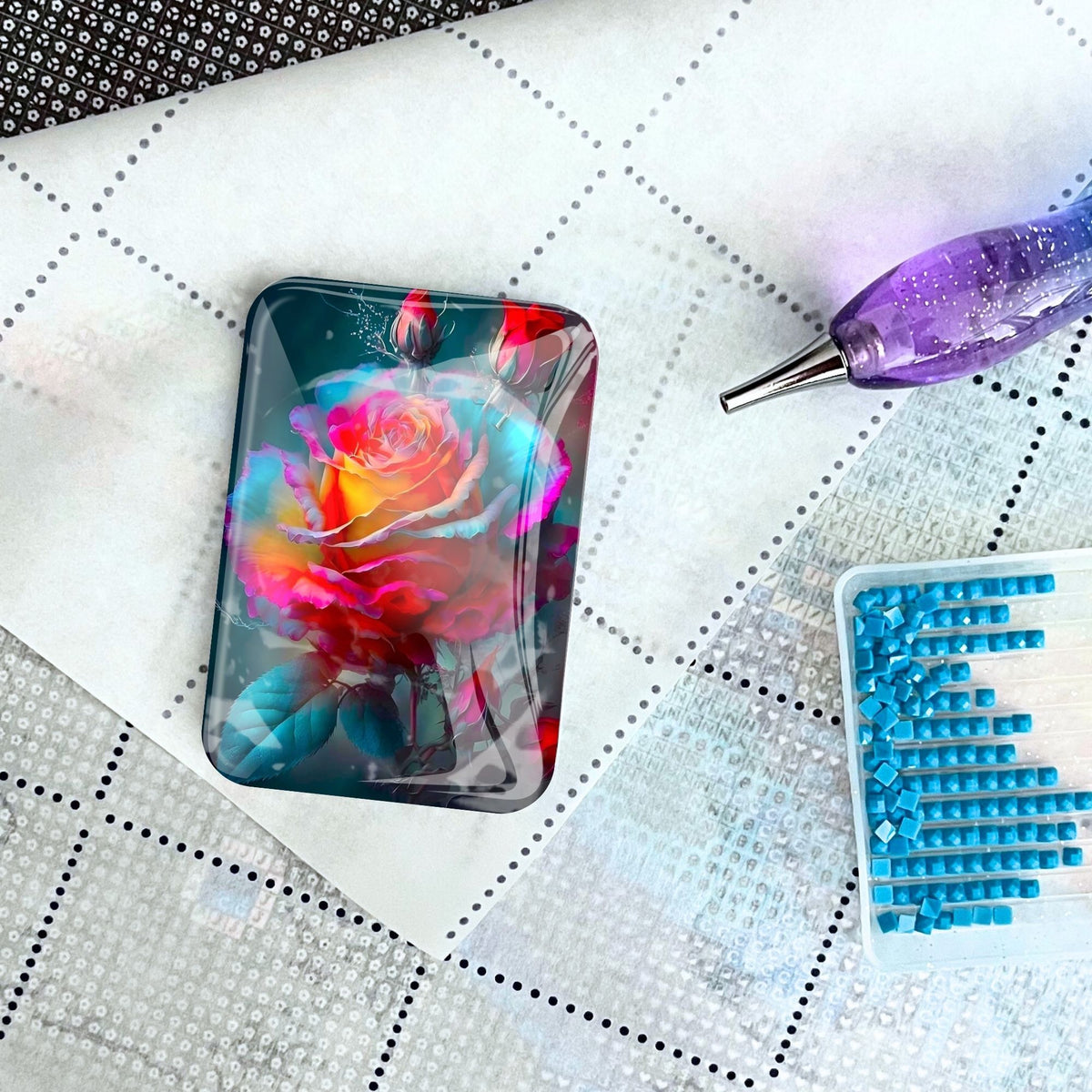 Glas Cover Minder für Diamond Painting mit buntem Rosenblüten-Motiv auf einer Leinwand mit Werkzeug und Steinchen