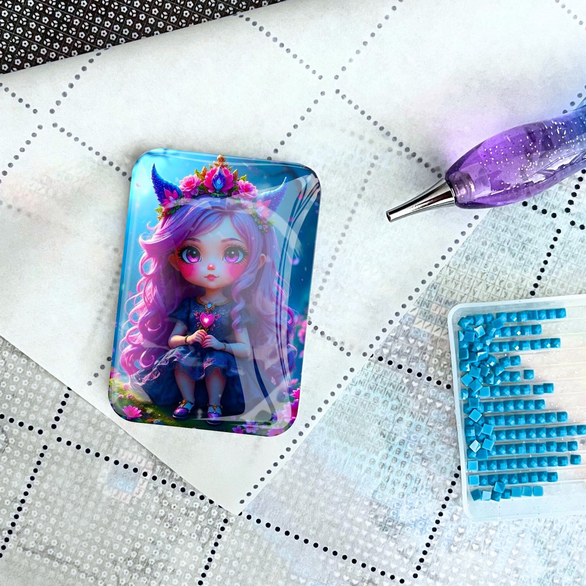 Little Violett Cover Minder aus Glas für Diamond Painting Zubehör mit Stift und blauen Steinchen auf Leinwand