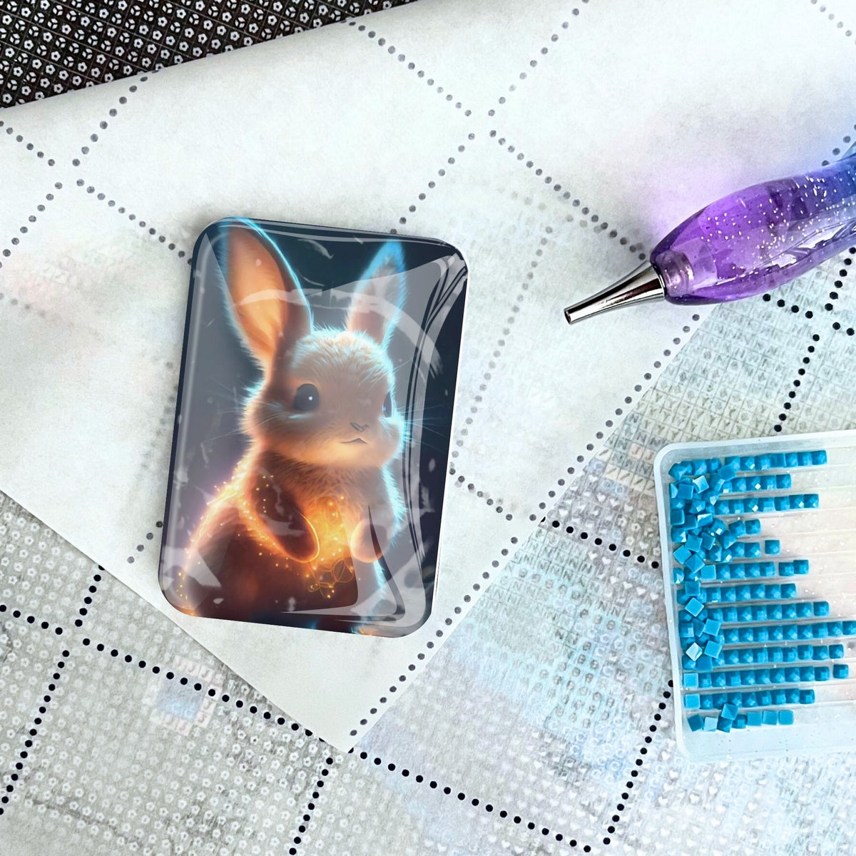 Funkelhäschen Cover Minder aus Glas auf Diamond Painting Leinwand mit Stift und blauen Diamanten