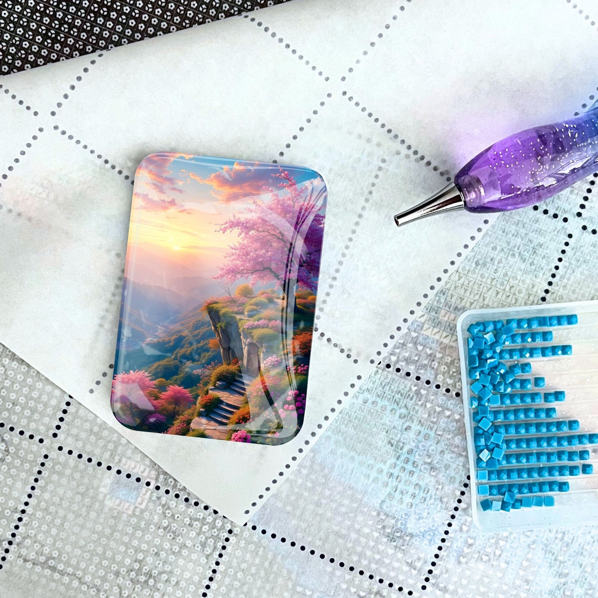 Glas Cover Minder mit Morgendämmerung Motiv auf einem Diamond Painting Set mit Stift und blauen Diamanten