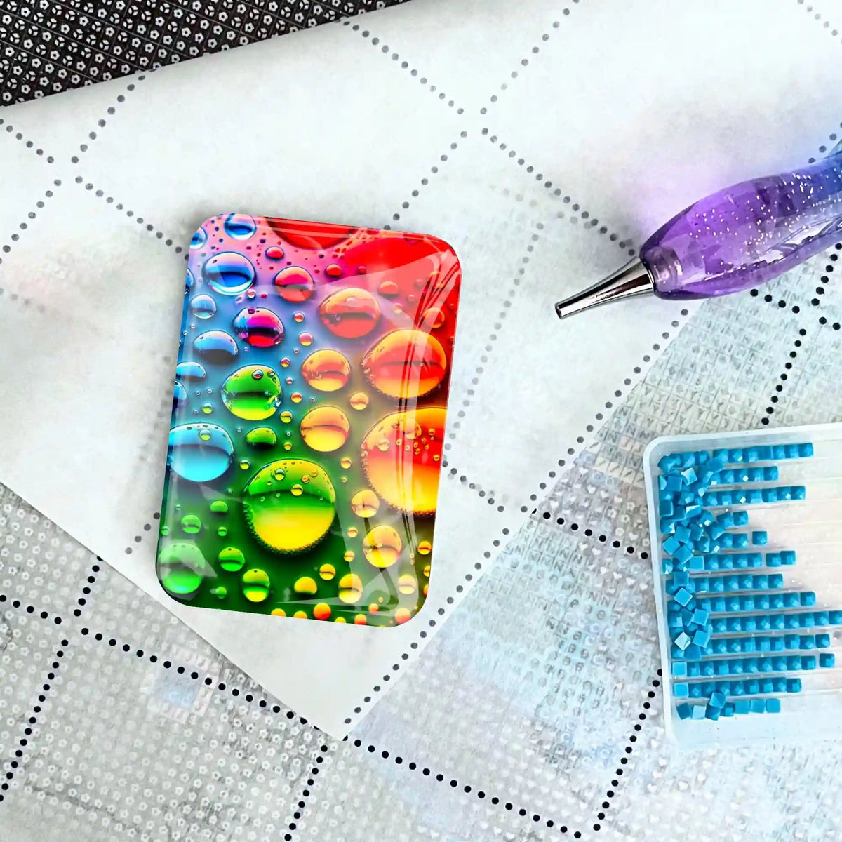 Bunter Cover Minder mit Regentropfen-Design als nützliches Accessoire für dein Diamond Painting Projekt.