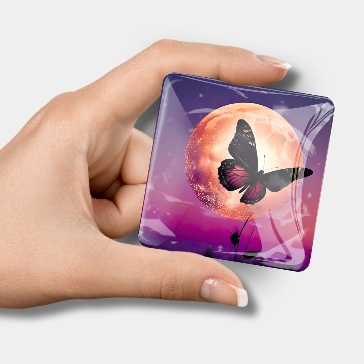 Magischer Glas-Cover Minder für Diamond Painting mit Schmetterling vor Vollmond Motiv in der Hand gehalten