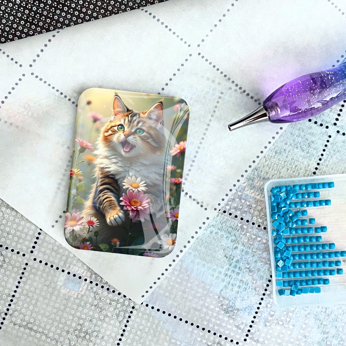 Magischer Cover Minder mit Katzenmotiv auf Diamond Painting Leinwand mit Glitzersteinen und Applikator-Stift