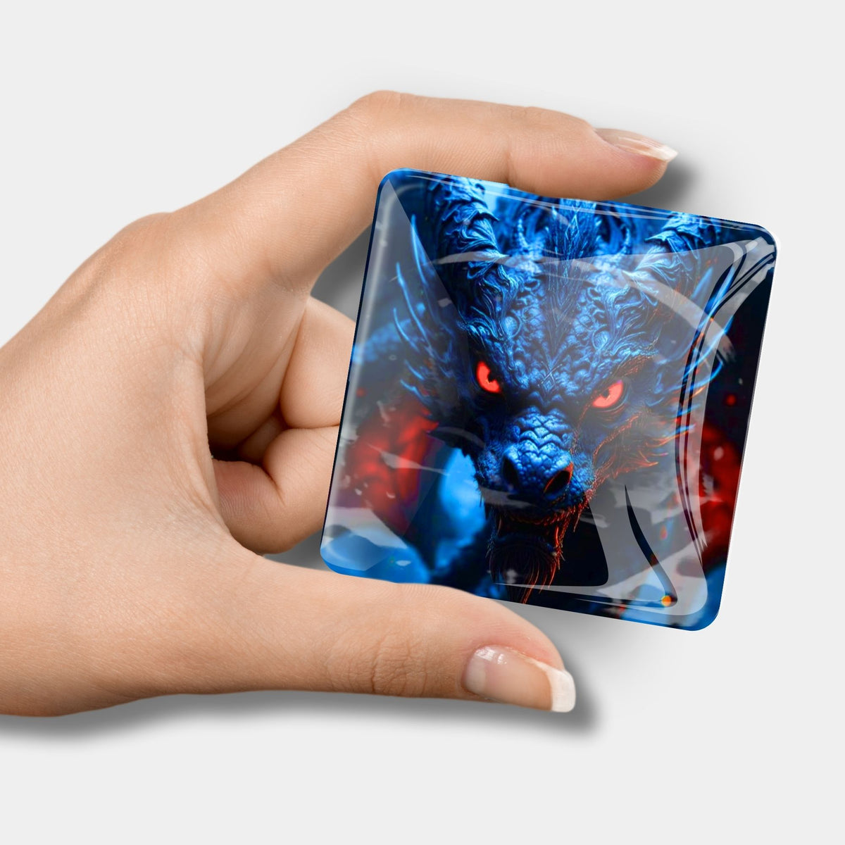 Quadratischer Cover Minder mit blauem Drache-Motiv und roten Augen als praktisches Zubehör für Diamond Painting Sets.