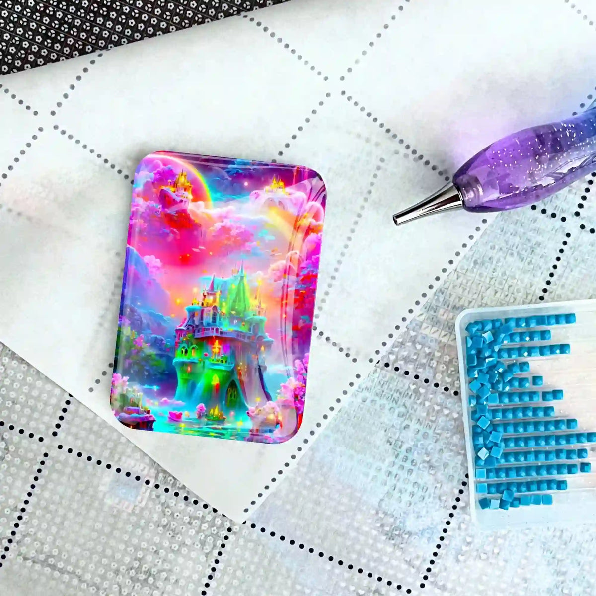 Magischer Coverminder mit Fantasie-Schloss auf Diamond Painting Leinwand mit Glitzer-Stift und blauen Diamanten