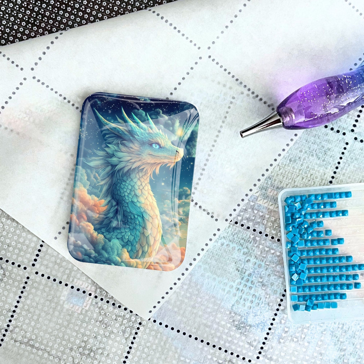 Magnetischer Cover Minder Saphira Drache auf einer Diamond Painting Leinwand mit Glitzersteinchen und Stift-Set.