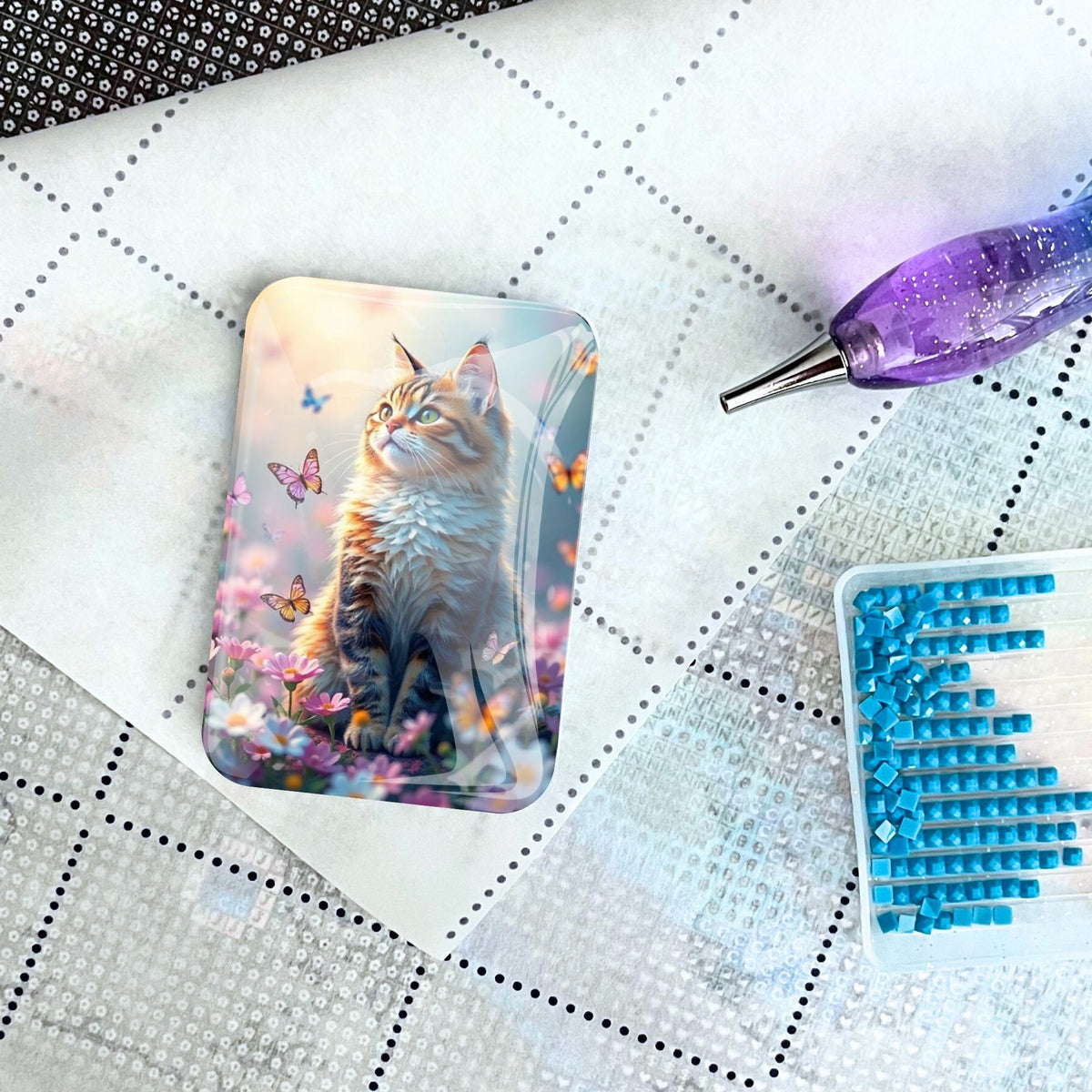 Minke Cover Minder mit Katzenmotiv als nützliches Diamond Painting Zubehör auf weißer Leinwand mit Glitzersteinchen