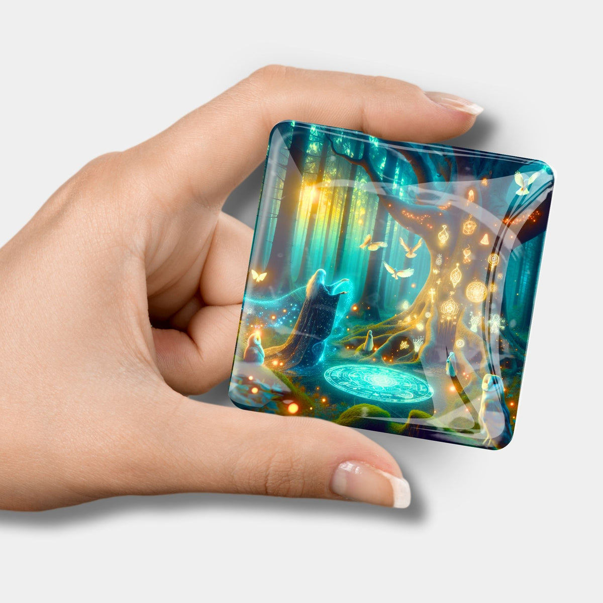 Magischer Cover Minder mit Hexennacht-Motiv als praktisches Diamond Painting Zubehör in einer Hand gehalten