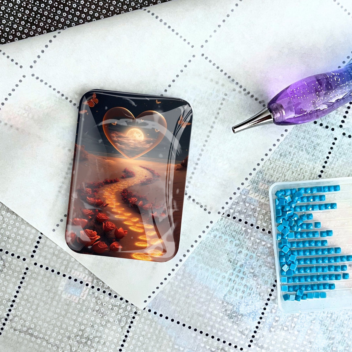 Glas Cover Minder Weg der Liebe auf einer Diamond Painting Leinwand mit Stift und blauen Diamanten Steinen