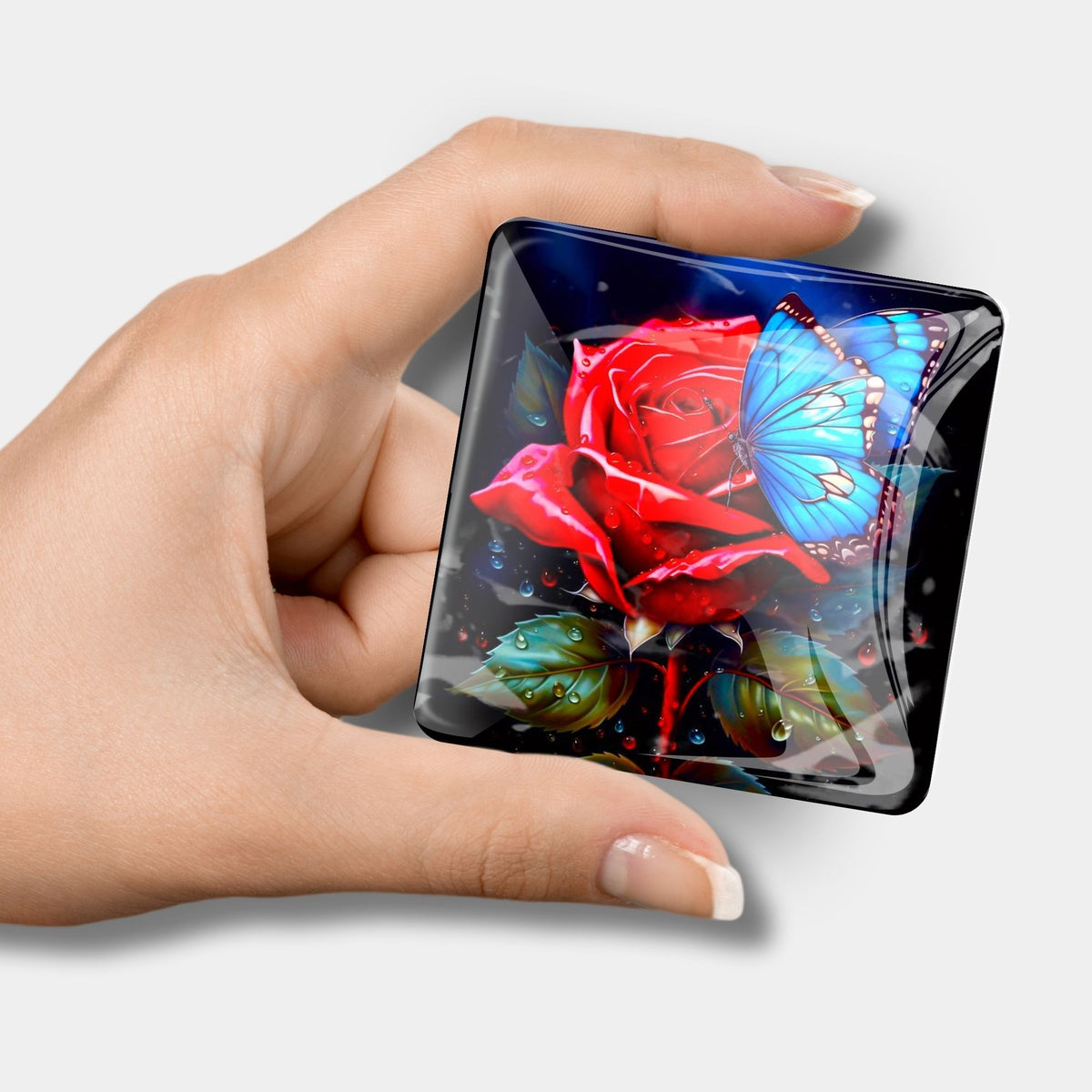 Quadratischer Diamond Painting Cover Minder aus Glas mit roter Rose und blauem Schmetterling für Bastler
