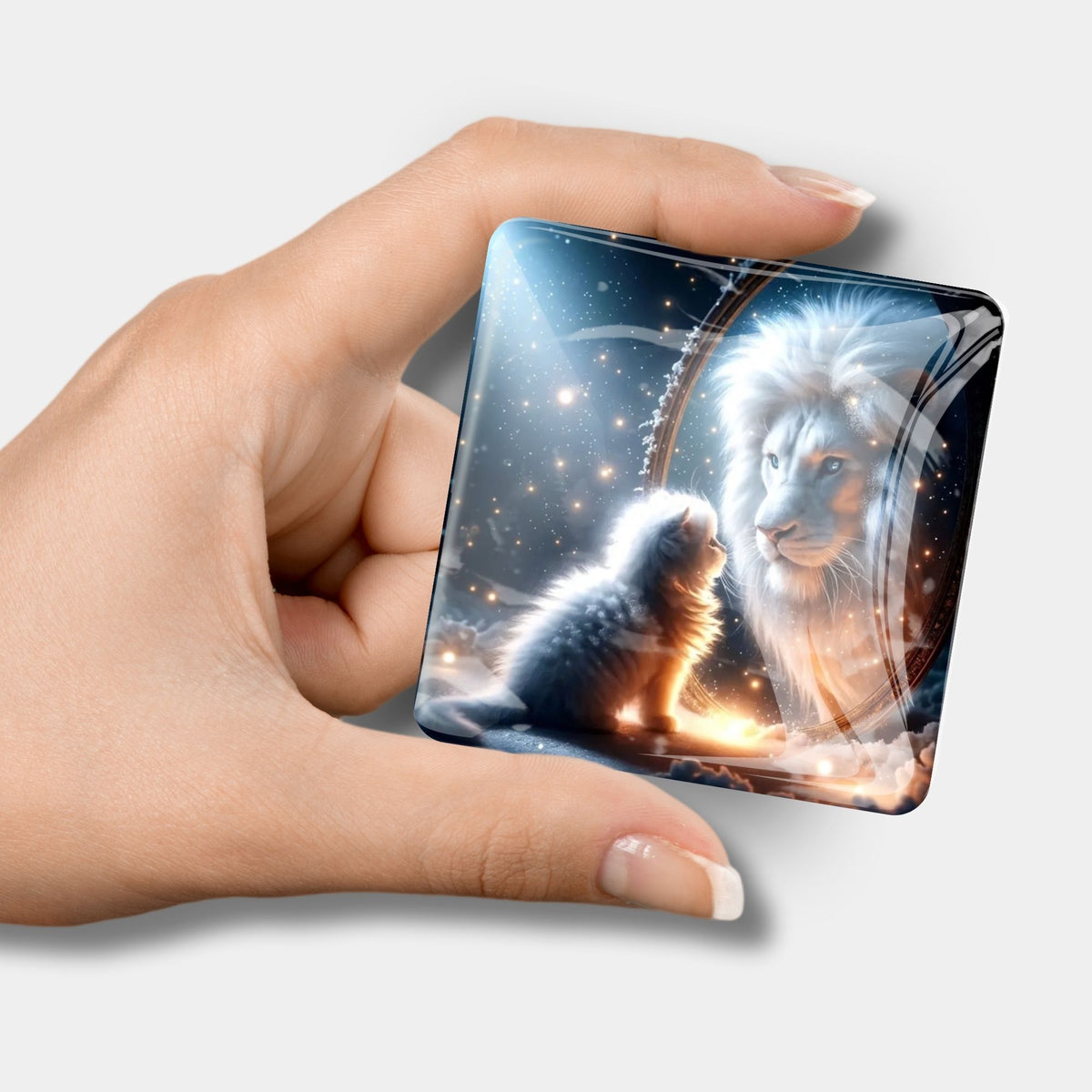 Quadratischer Diamond Painting Cover Minder Motiv Love of Father and Son mit Löwen-Spiegelbild in einer Hand