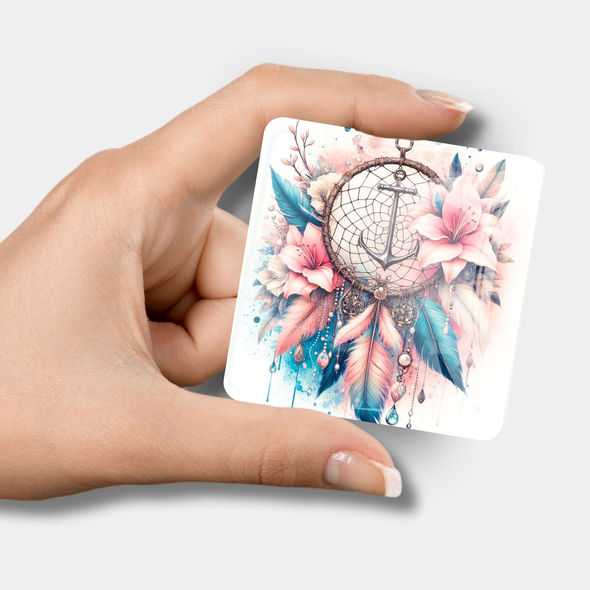 Quadratischer Diamond Painting Cover Minder mit Anker und Blumen Motiv in der Hand gehalten