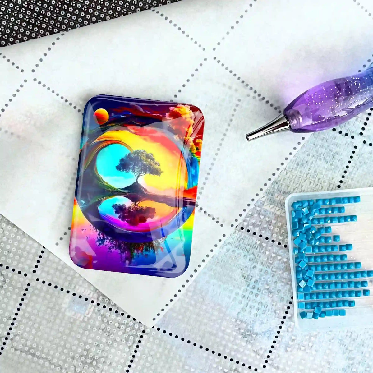 Magischer Cover Minder mit Fantasie-Motiv auf einer Diamond Painting Leinwand mit Glitzer-Stift und blauen Steinchen