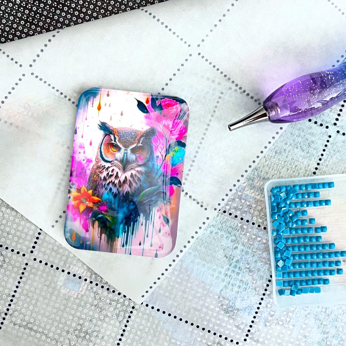 Eulen-Coverminder aus Glas auf einem Diamond Painting Set mit Stift und blauen Diamanten