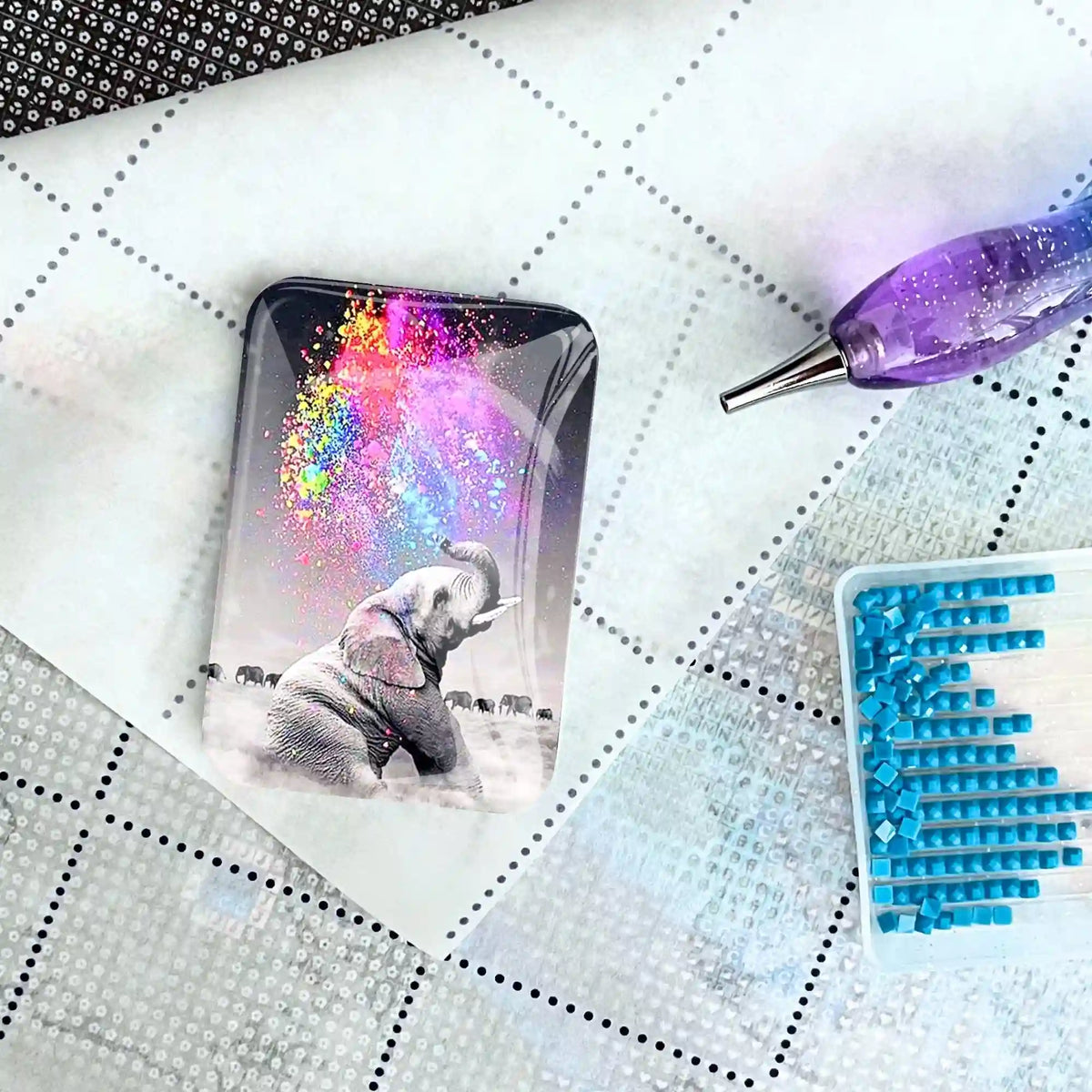 Gläserner Cover Minder mit Elefanten-Motiv und Farbexplosion als magnetischer Helfer für dein Diamond Painting Projekt