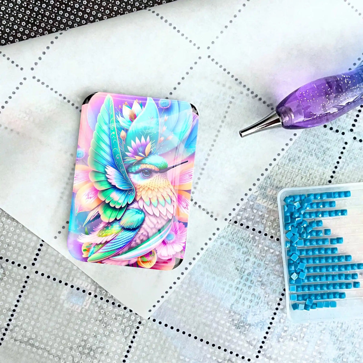 Magnetischer Diamond Painting Cover Minder Motiv Kolibri im Blütenkelch auf Leinwand mit Glitzersteinen und Pen