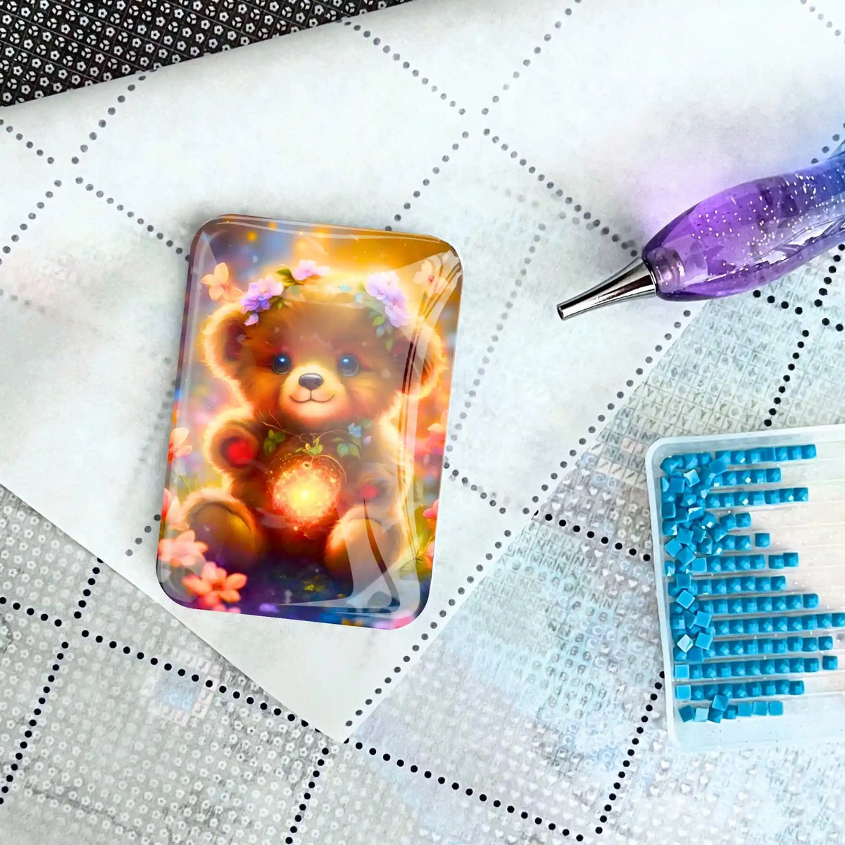 Glas Cover Minder mit süßem Bären-Motiv als Zubehör für dein nächstes Diamond Painting Projekt auf Leinwand.