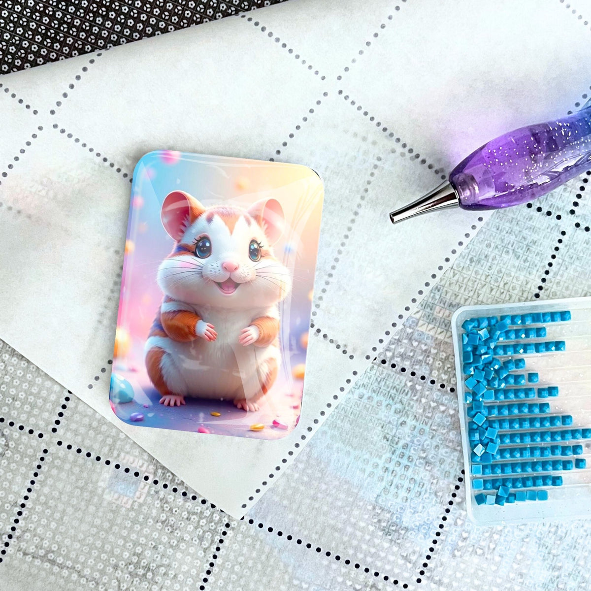 Süßer Hamster Cover Minder aus Glas als praktisches Zubehör für Diamond Painting auf einer Leinwand mit Stift und Steinen