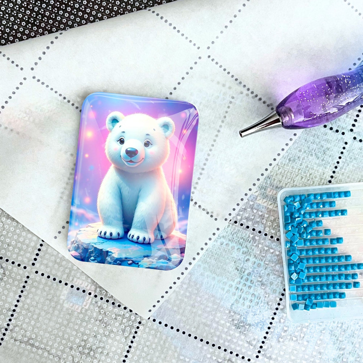 Eisbär Hugo Cover Minder aus Glas zur Fixierung der Diamond Painting Folie auf einer Leinwand mit Zubehör
