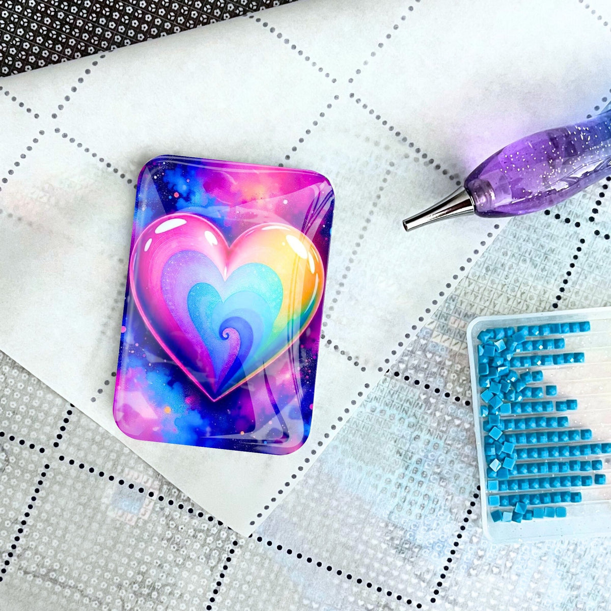Herz-Coverminder aus Glas auf Diamond Painting Leinwand mit Diamanten Painitng Stift und blauem Steinchen-Set