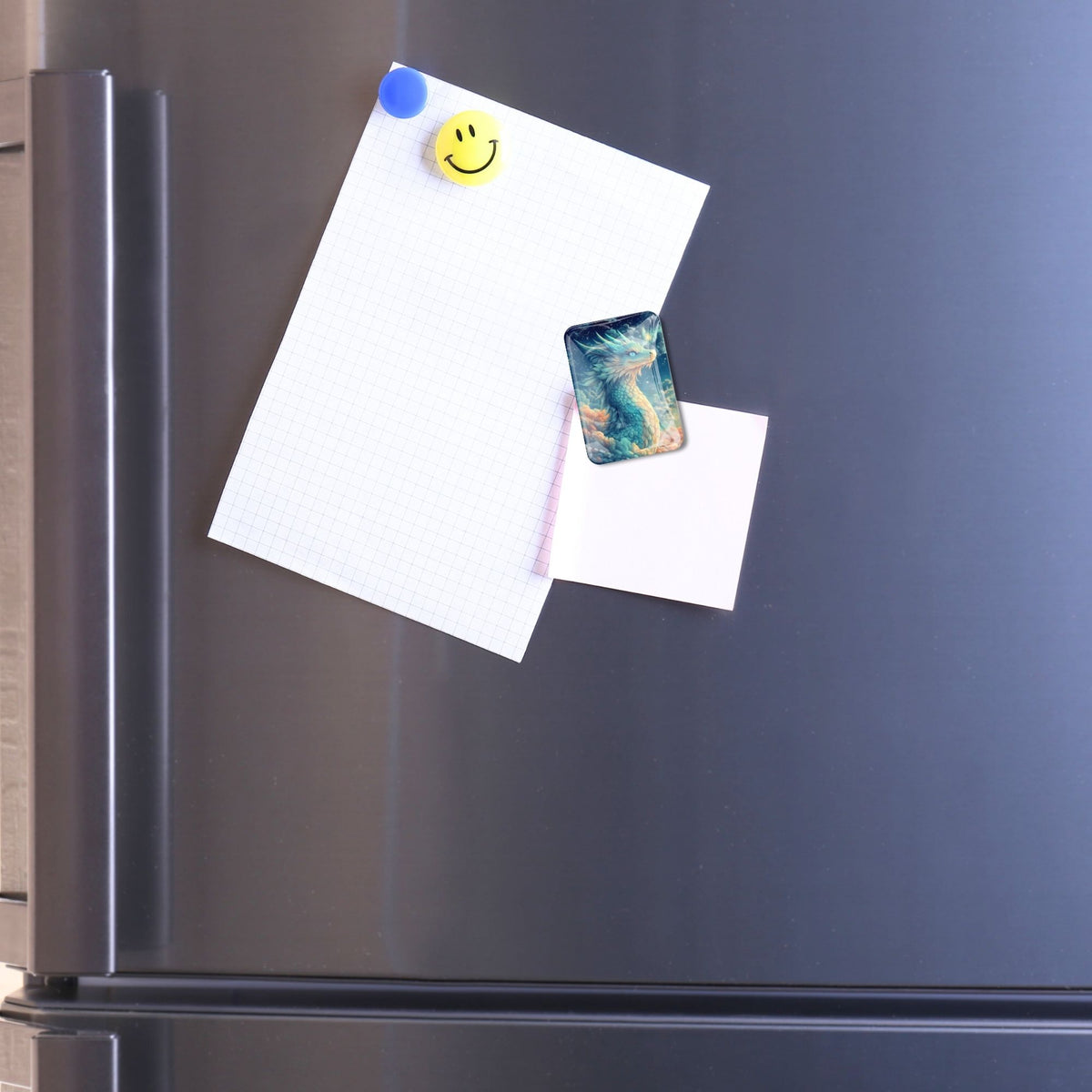 Himmelsdrache Saphira Glas-Coverminder als praktisches Zubehör für Diamond Painting auf einem Kühlschrank