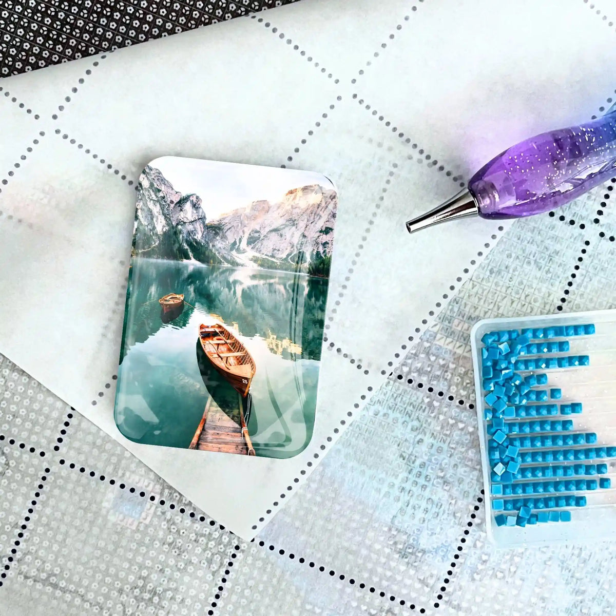 Glas Cover Minder mit Motiv Boot am See auf einer Diamond Painting Leinwand mit Glitzersteinen und Stift