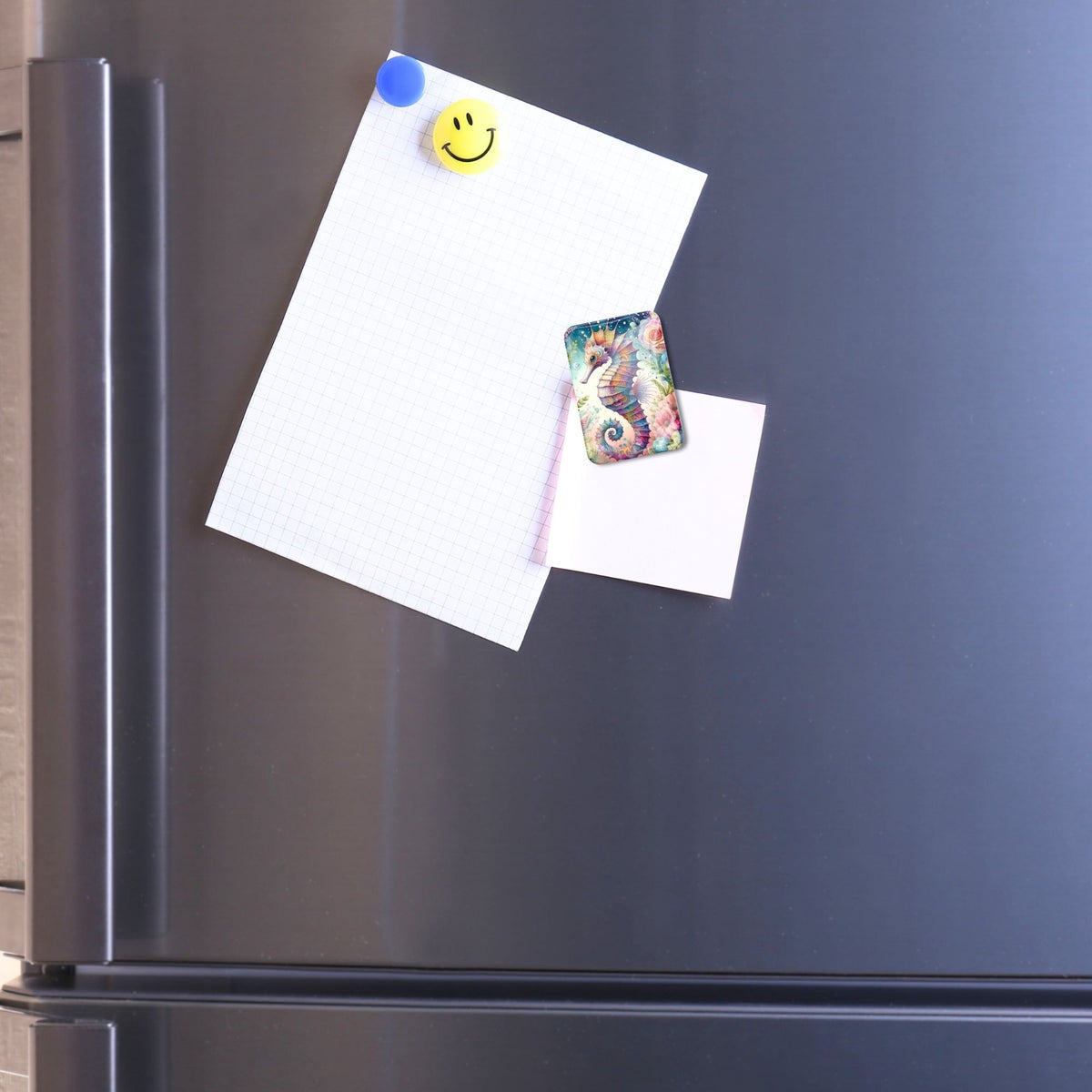 Seepferdchen-Coverminder aus Glas als magnetisches Hilfsmittel für Diamond Painting Projekte an einer Kühlschranktür