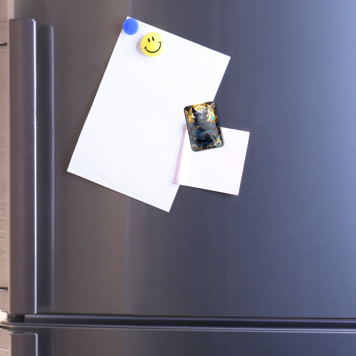 Magnetischer Diamond Painting Cover Minder Motiv Mystisches Nachtwesen aus Glas an einem Kühlschrank befestigt