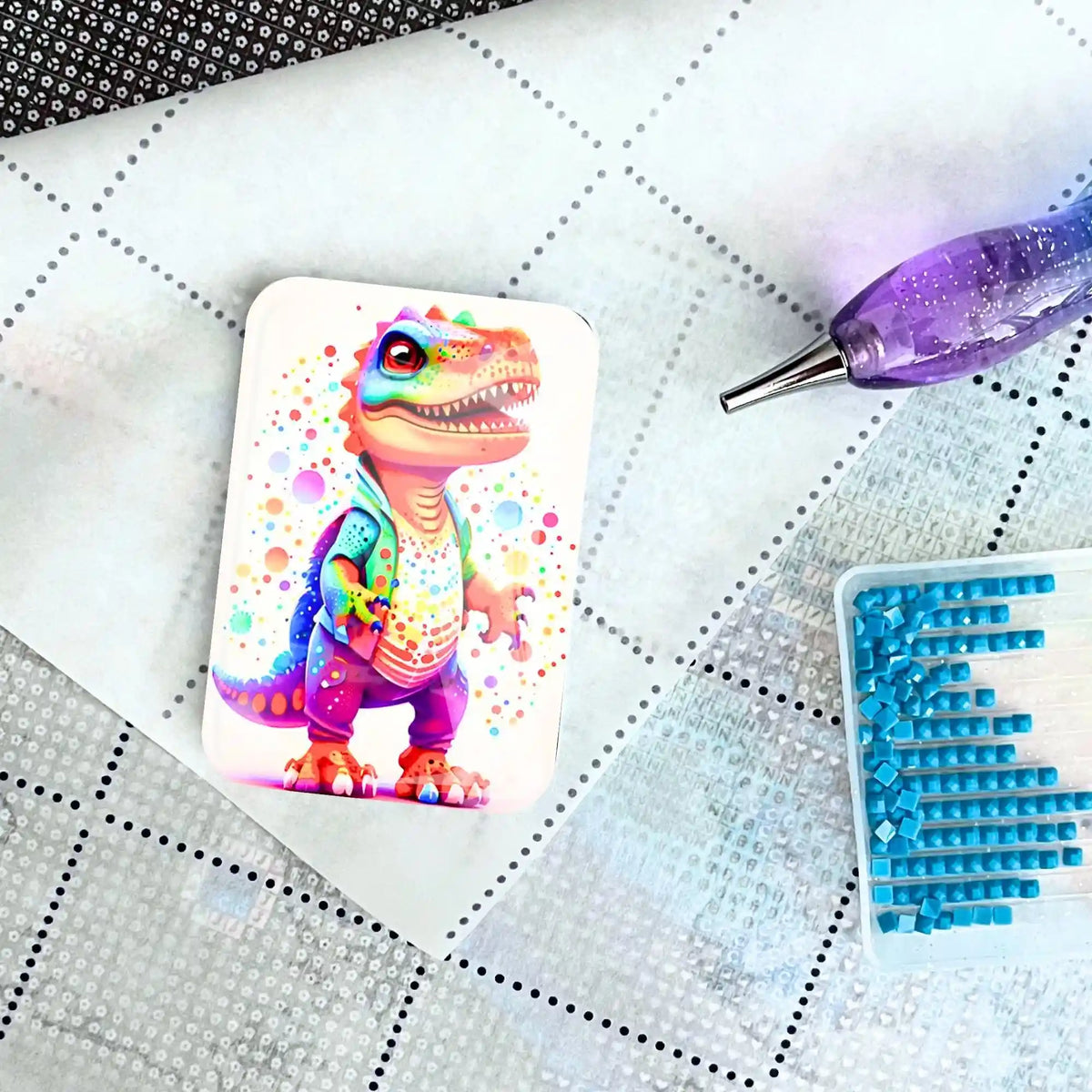 Bunter Dinosaurier Cover Minder aus Glas als magnetisches Zubehör für Diamond Painting auf einer Leinwand mit Stift