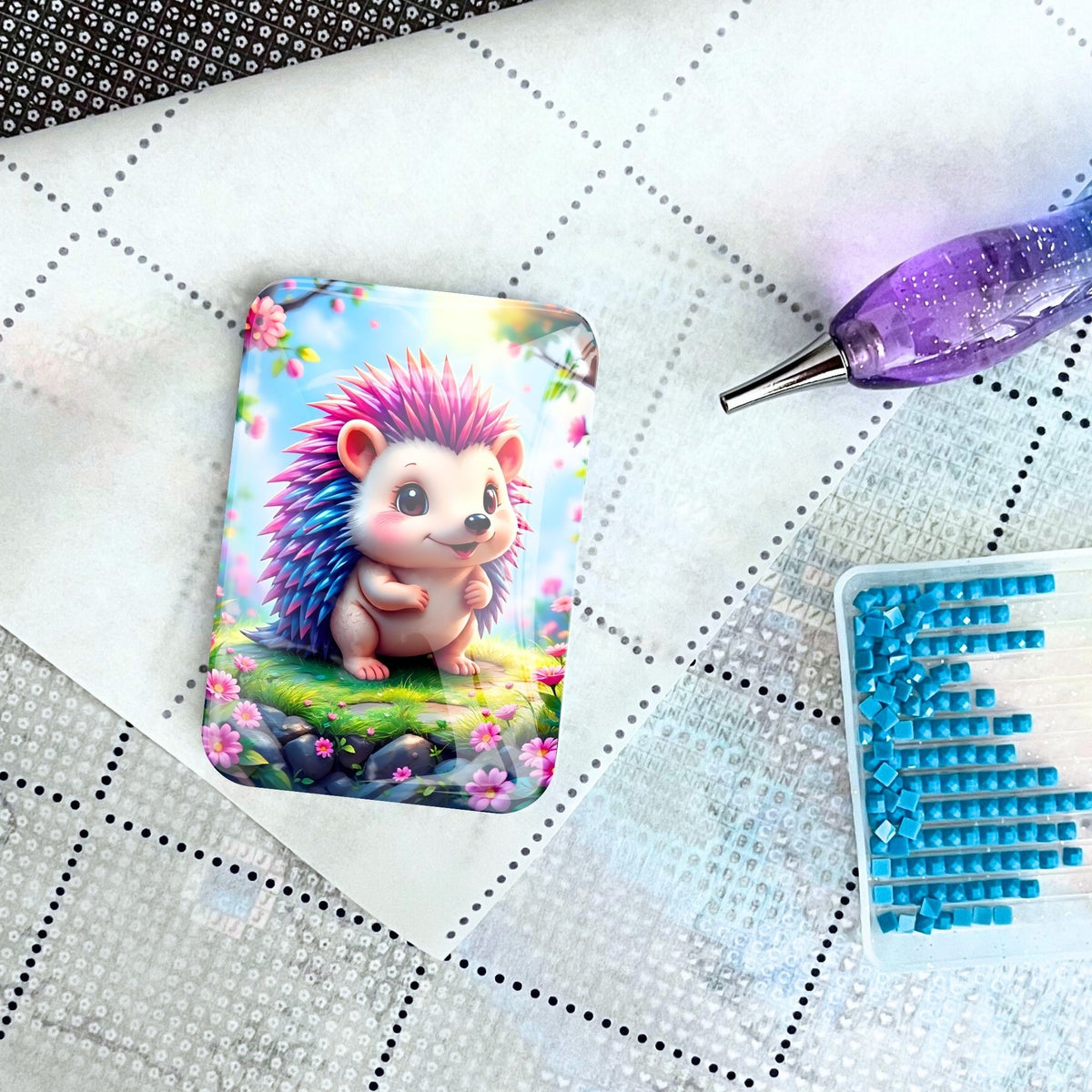 Igel Ilay Diamond Painting Cover Minder aus Glas auf einer Leinwand mit Applikator und blauen Diamanten