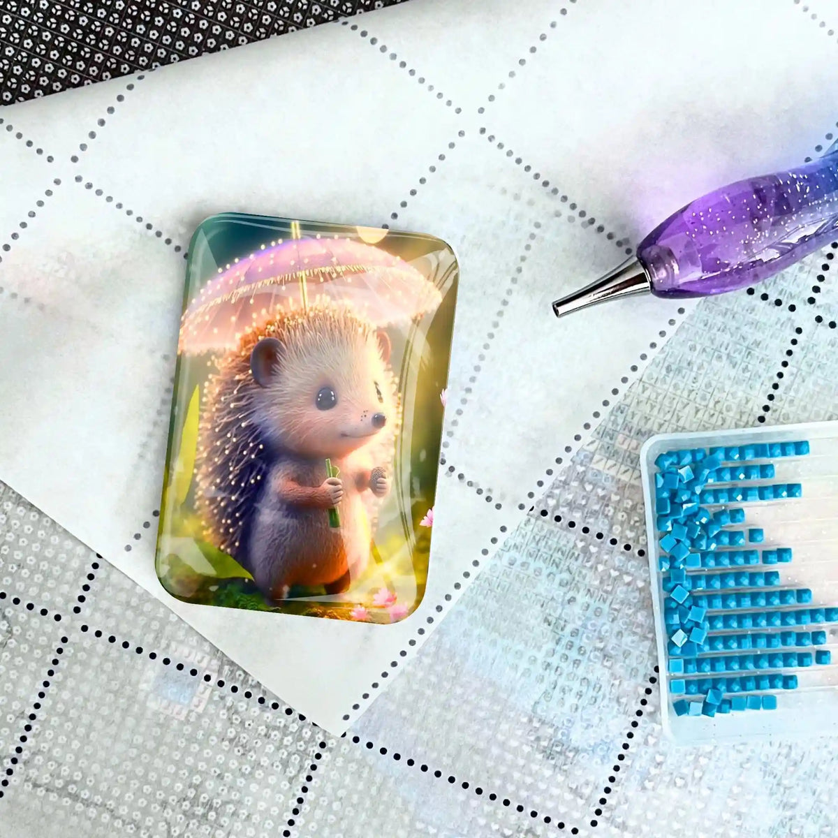 Glas-Coverminder mit Igel-Motiv als nützliches Zubehör für Diamond Painting auf einer Leinwand mit Applikator und Steinen