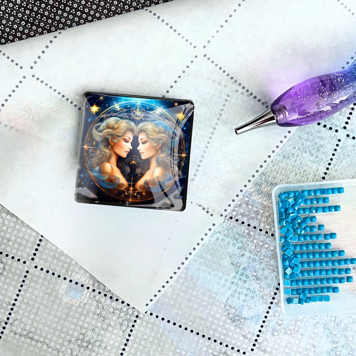 Zwillinge Cover Minder für Diamond Painting mit glänzendem Glasstein auf einer Leinwand mit Stift und Diamanten